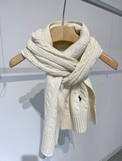Ensemble bonnet et écharpe tricotés à torsades