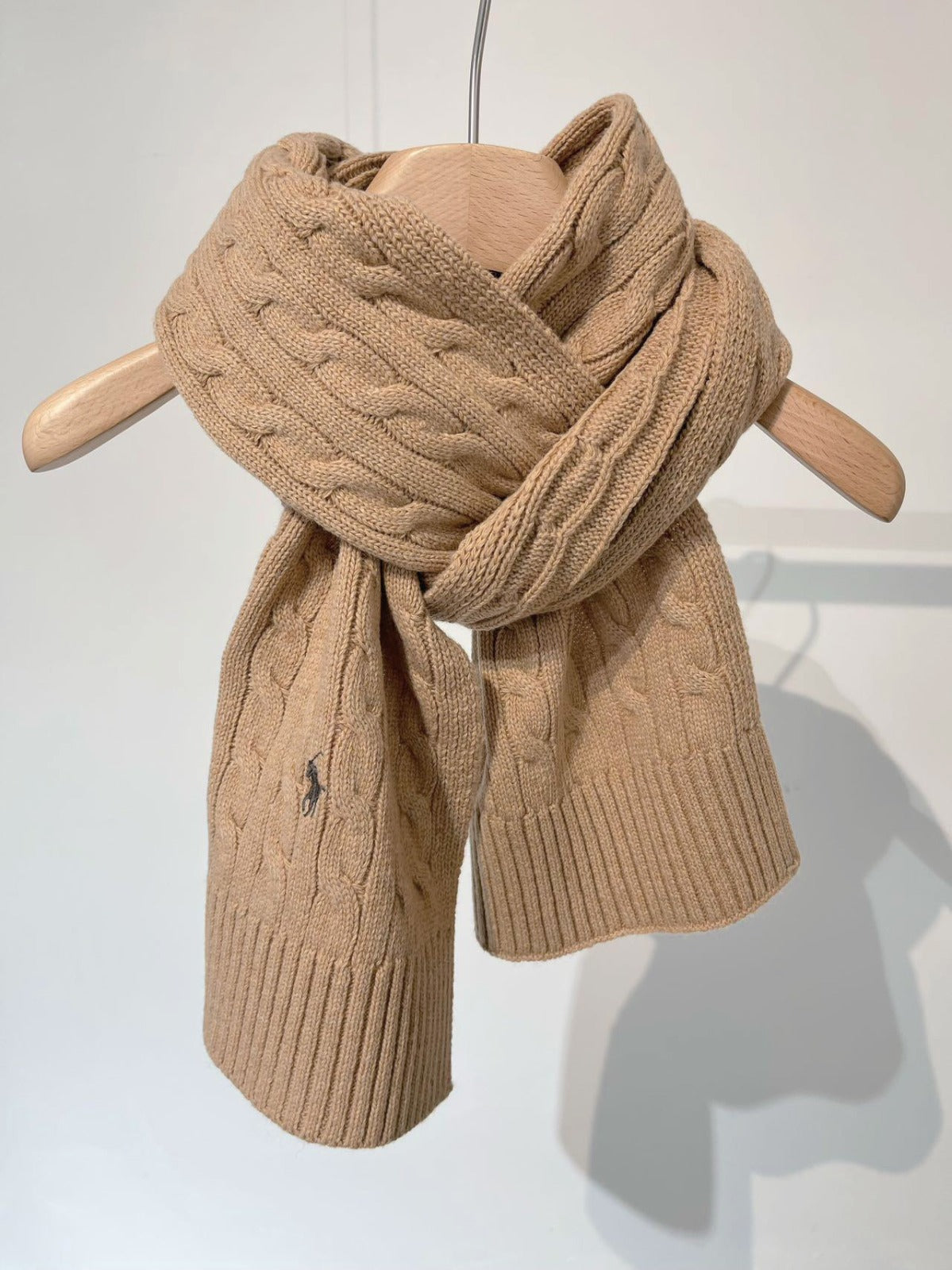 Ensemble bonnet et écharpe tricotés à torsades