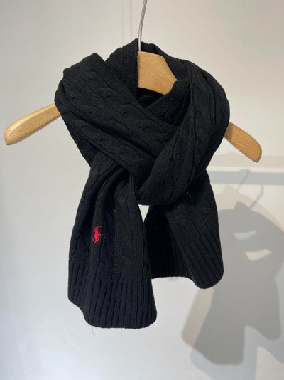 Ensemble bonnet et écharpe tricotés à torsades