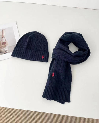 Ensemble bonnet et écharpe tricotés à torsades