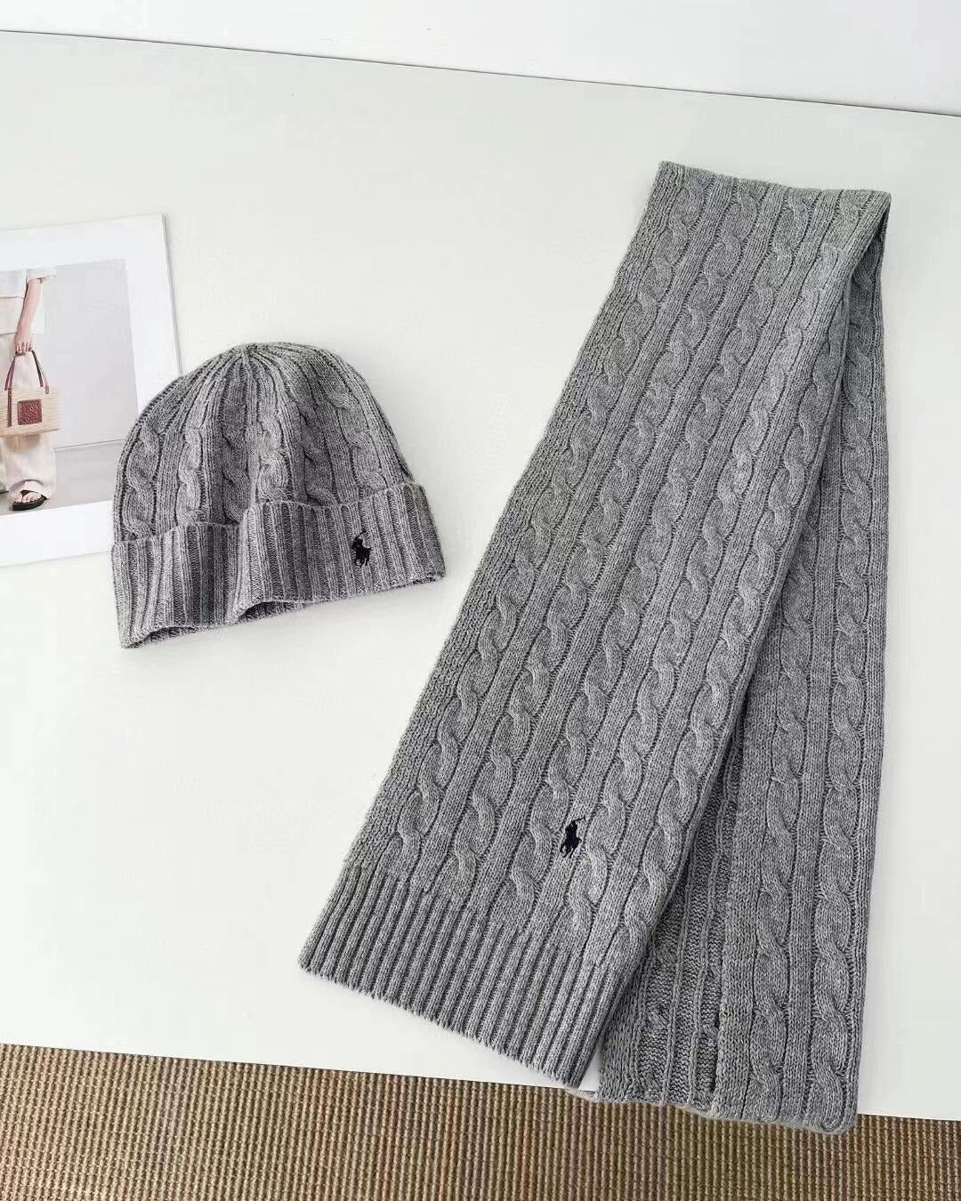 Ensemble bonnet et écharpe tricotés à torsades