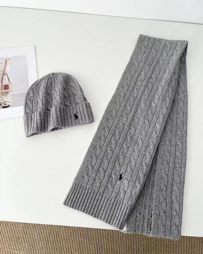 Ensemble bonnet et écharpe tricotés à torsades
