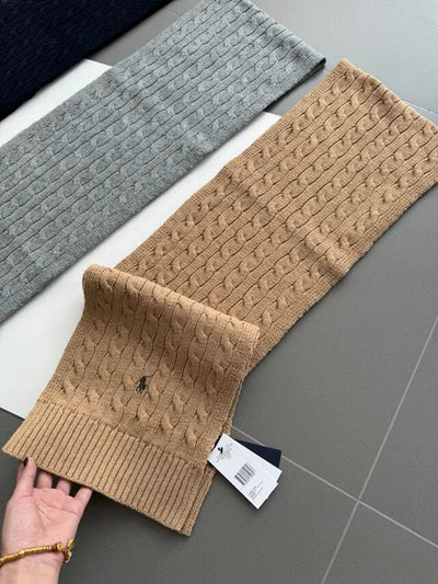 Ensemble bonnet et écharpe tricotés à torsades