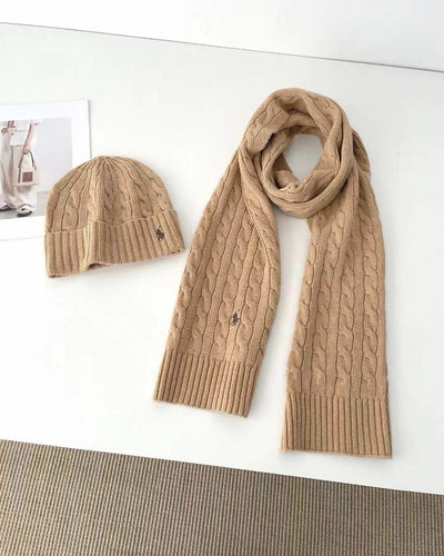 Ensemble bonnet et écharpe tricotés à torsades