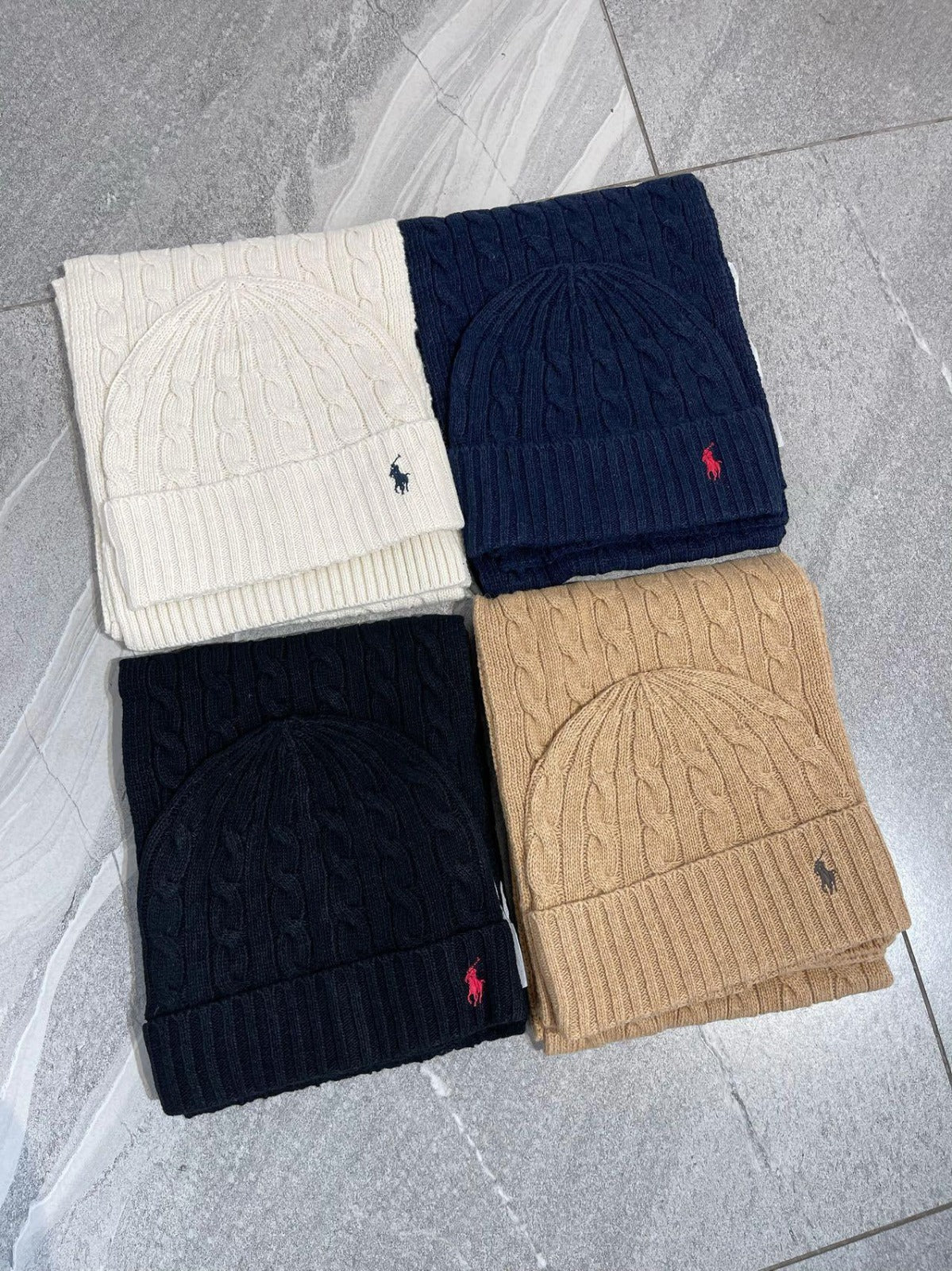 Ensemble bonnet et écharpe tricotés à torsades
