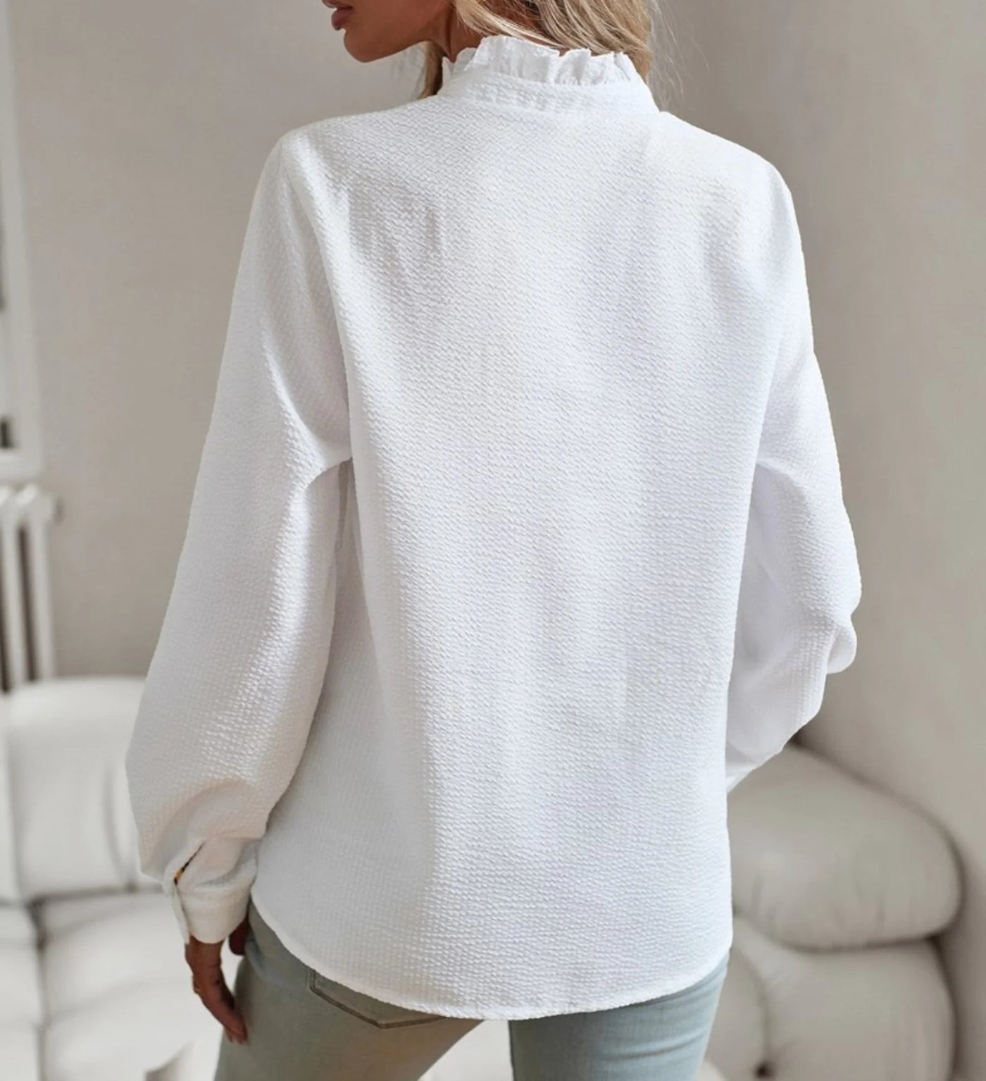 Chemise élégante à volants – Coupe féminine et détails raffinés