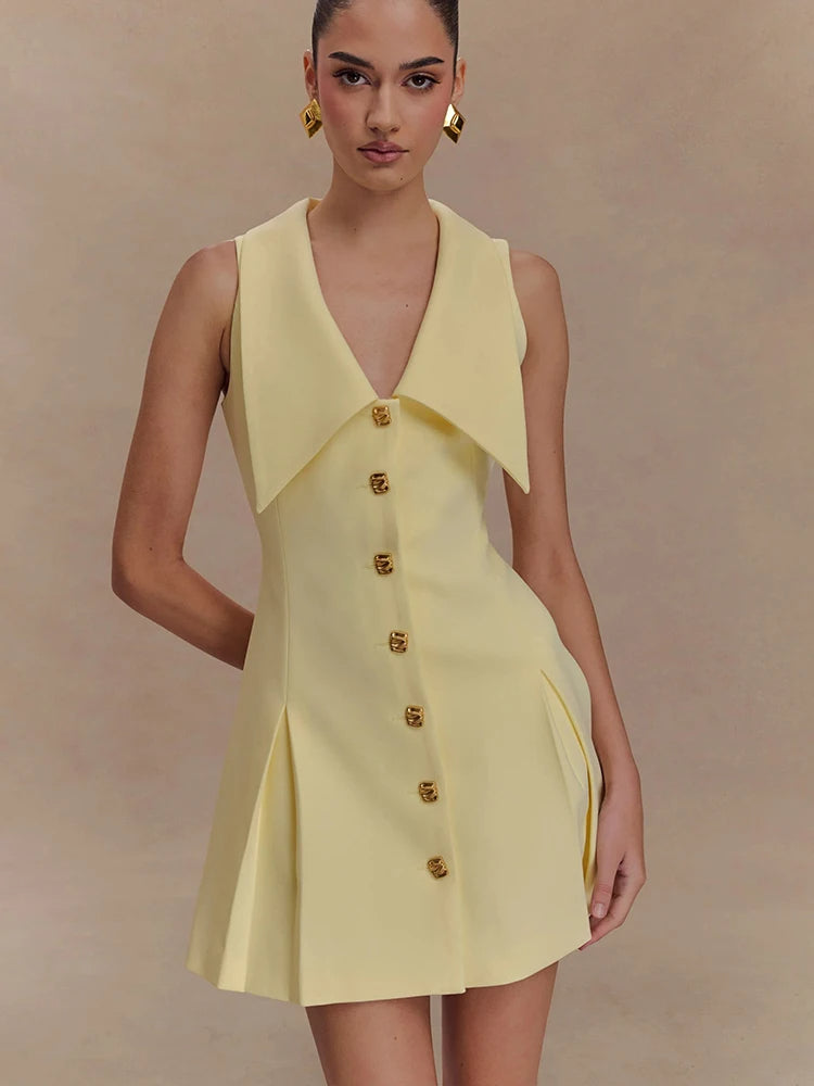 Robe Courte Élégante à Col Large et Boutons Dorés – Style Chic & Moderne