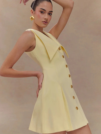 Robe Courte Élégante à Col Large et Boutons Dorés – Style Chic & Moderne