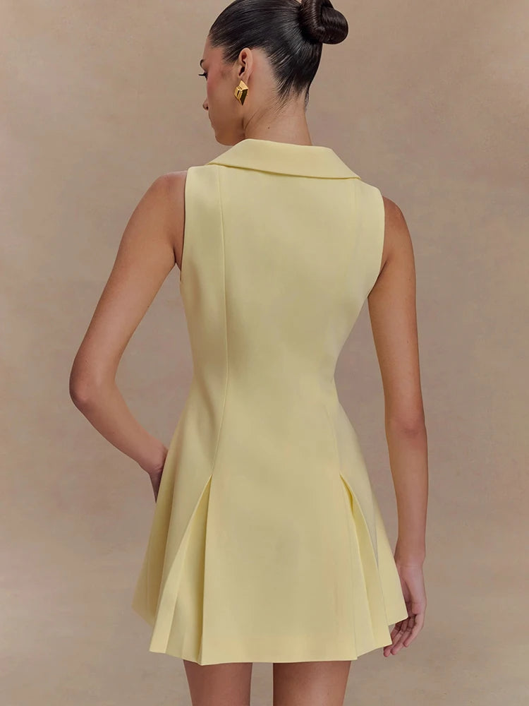 Robe Courte Élégante à Col Large et Boutons Dorés – Style Chic & Moderne