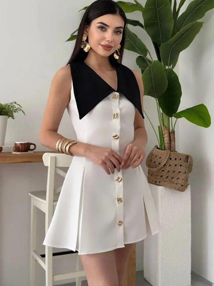 Robe Courte Élégante à Col Large et Boutons Dorés – Style Chic & Moderne