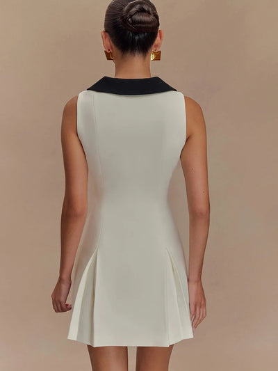 Robe Courte Élégante à Col Large et Boutons Dorés – Style Chic & Moderne